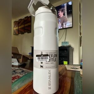 Stanley 24oz ice flow White Flip Straw Bottle